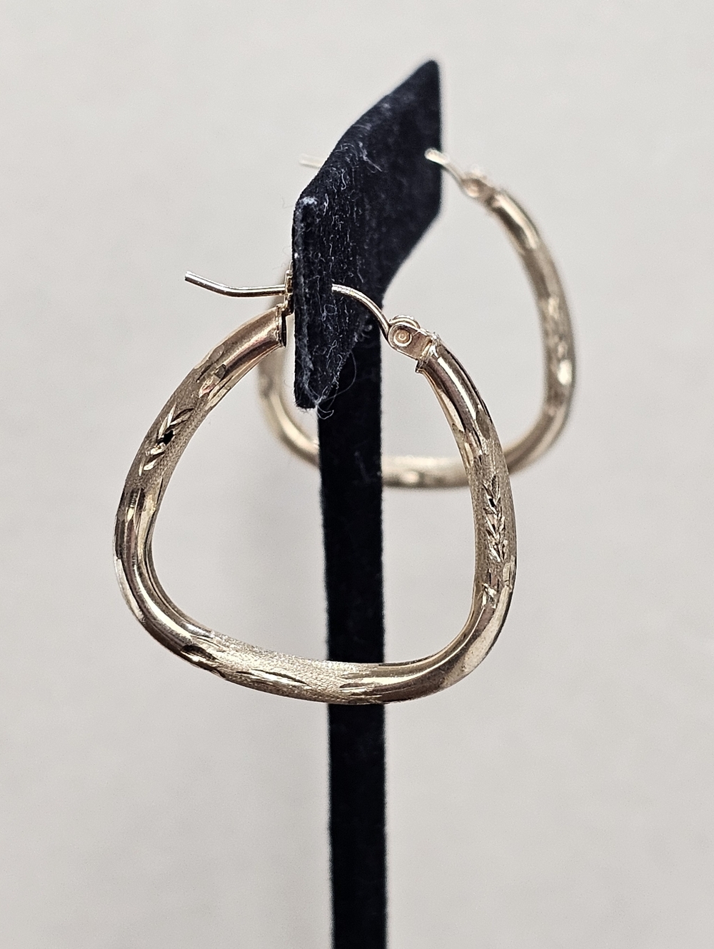 Brushed 10K Gold Earrings Diamond-Cut Design - Picture 4 of 11